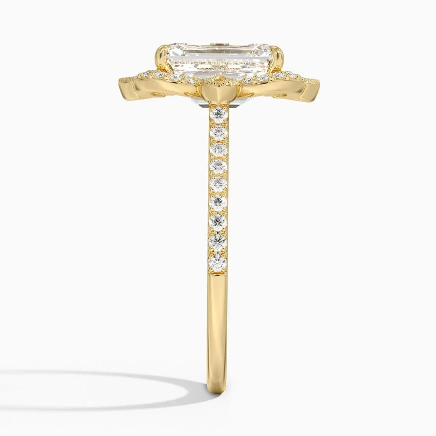 Nelly Vintage Accents (Round Side Stones) Lab Diamond Ring in 18K Gold - Emerald